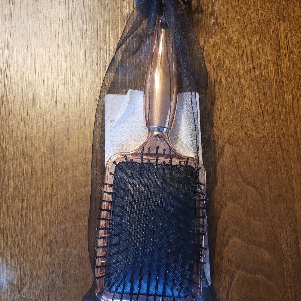 Luxe Chrome Detangling Brush